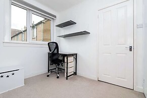 3 Bed House-free Parking
