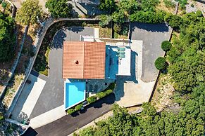 Hidden Pool House With Sea View