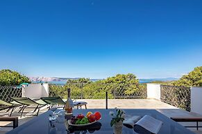 Hidden Pool House With Sea View