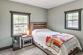 5-acre Kingston Getaway: Pond, Peacocks & Fire Pit