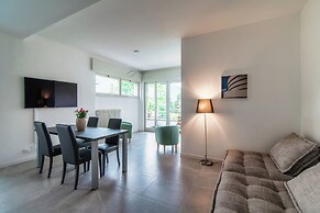 Stylish 2-Bedroom Apartment by Lake Como