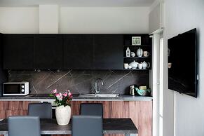Stylish 2-Bedroom Apartment by Lake Como