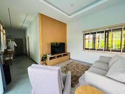 Songmee Pool Villa Nikompattana