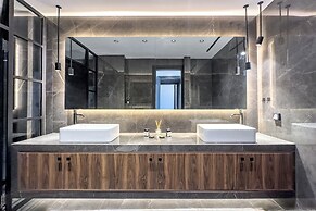Phaedrus Living Apollo Skyview Penthouse
