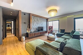 Phaedrus Living Apollo Skyview Penthouse