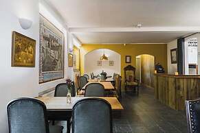 Hawk and Buckle Inn