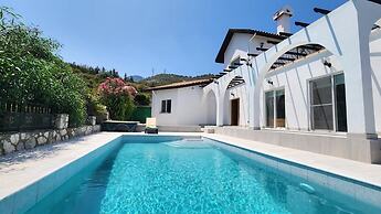 Beautiful Villa Within Easy Distance to Attraction