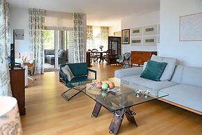 One & Only Lake View Apartment