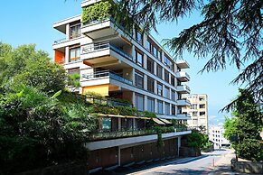 One & Only Lake View Apartment