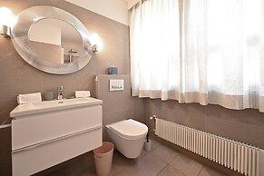 One & Only Lake View Apartment