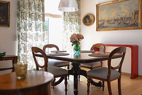 One & Only Lake View Apartment
