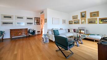 One & Only Lake View Apartment