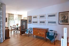 One & Only Lake View Apartment