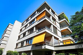 One & Only Lake View Apartment