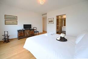 One & Only Lake View Apartment