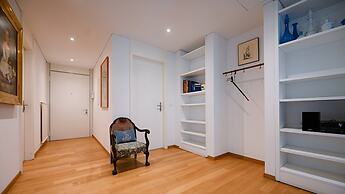 One & Only Lake View Apartment