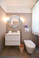 One & Only Lake View Apartment