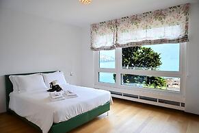 One & Only Lake View Apartment