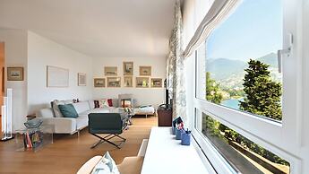 One & Only Lake View Apartment