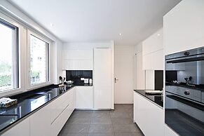 One & Only Lake View Apartment
