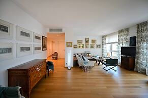 One & Only Lake View Apartment