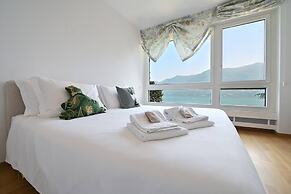 One & Only Lake View Apartment