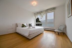 One & Only Lake View Apartment