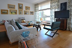 One & Only Lake View Apartment
