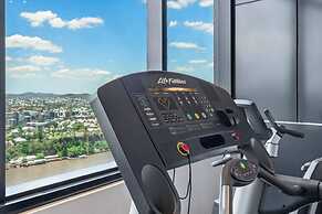 2BR Luxury Skytower CBD Pool Gym Netflix