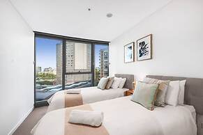 2BR Luxury Skytower Views CBD Pool Gym Netflix