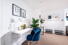 2BR Luxury Skytower Views CBD Pool Gym Netflix