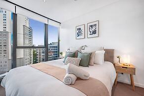 2BR Luxury Skytower Views CBD Pool Gym Netflix
