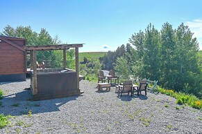 Fall River Cabin Retreat: On-site Fly Fishing!