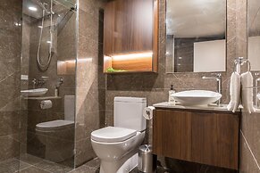 2BR Luxury Skytower Views CBD Pool Gym Netflix