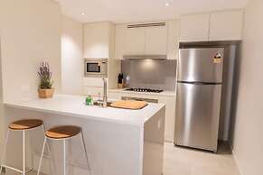 2BR Luxury Skytower Views CBD Pool Gym Netflix