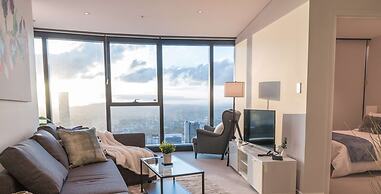 2BR Luxury Skytower Views CBD Pool Gym Netflix
