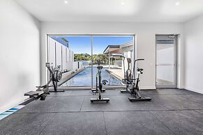 3BR Lux Beachfront Escape - Pool Gym King bed