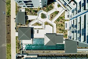 3BR Lux Beachfront Escape - Pool Gym King bed