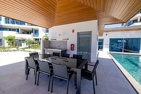 3BR Lux Beachfront Escape - Pool Gym King bed