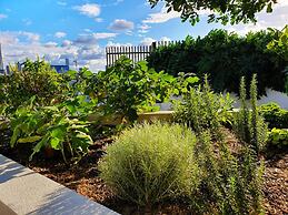 2BR Food Drink Hub Pool Parking Gym Rooftop