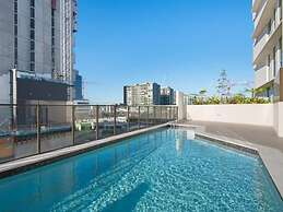 2BR Food Drink Hub Pool Parking Gym Rooftop