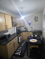 Charming Wolverhampton Apartment With Private Entrance