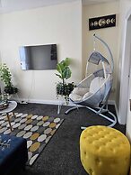 Charming Wolverhampton Apartment With Private Entrance