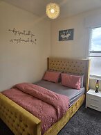 Charming Wolverhampton Apartment With Private Entrance