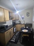 Charming Wolverhampton Apartment With Private Entrance