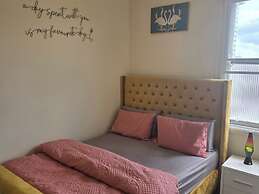 Charming Wolverhampton Apartment With Private Entrance