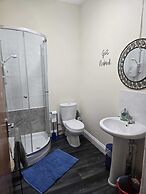Charming Wolverhampton Apartment With Private Entrance