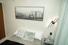 2-bedroom Elegant Condo With Sunrise & Mountain View