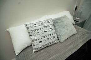 2-bedroom Elegant Condo With Sunrise & Mountain View
