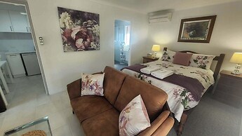 Riesling Trail and Clare Valley Cottages